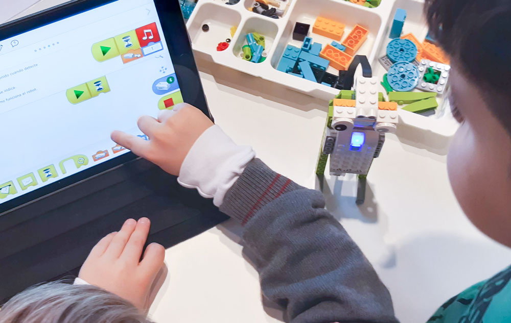Construyendo el robot espía con Lego Wedo 2 en el laboratorio Mom&Geek